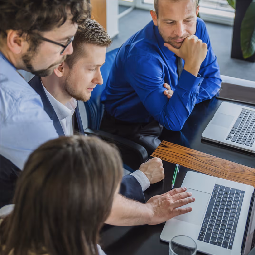 Teammeeting mit Laptops – IT-Projektbesprechung