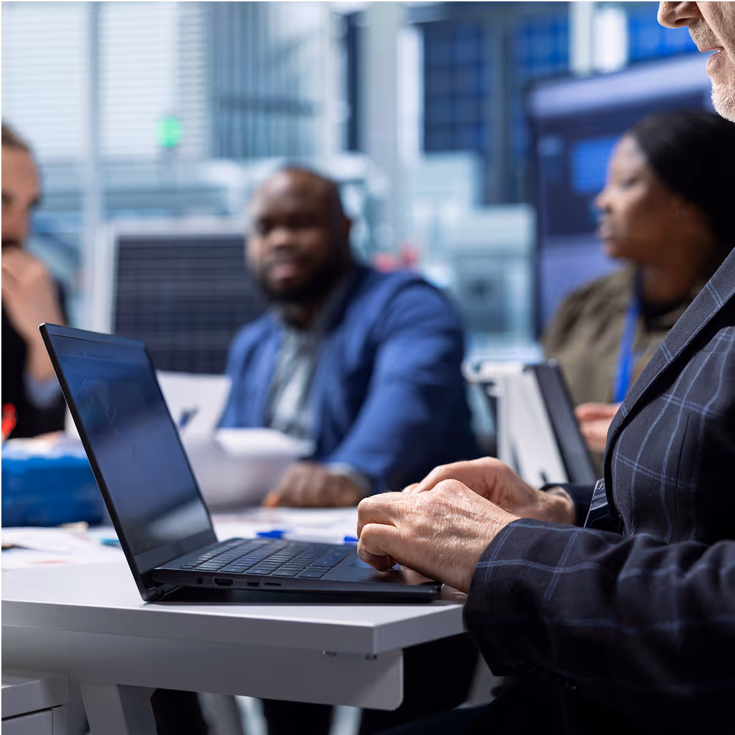 IT-Team vor Monitoren – Betrieb von IT-Systemen